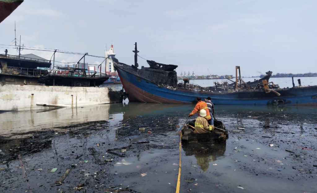 Massive fire destroys over 30 vessels in Jakarta