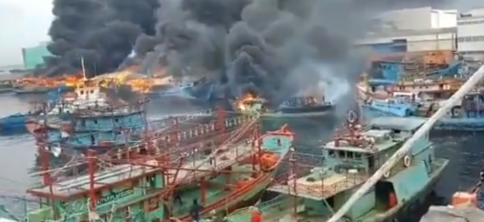 Massive fire destroys over 30 vessels in Jakarta