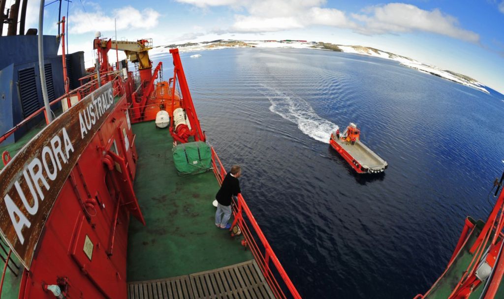 Aurora Australis departs for its last voyage