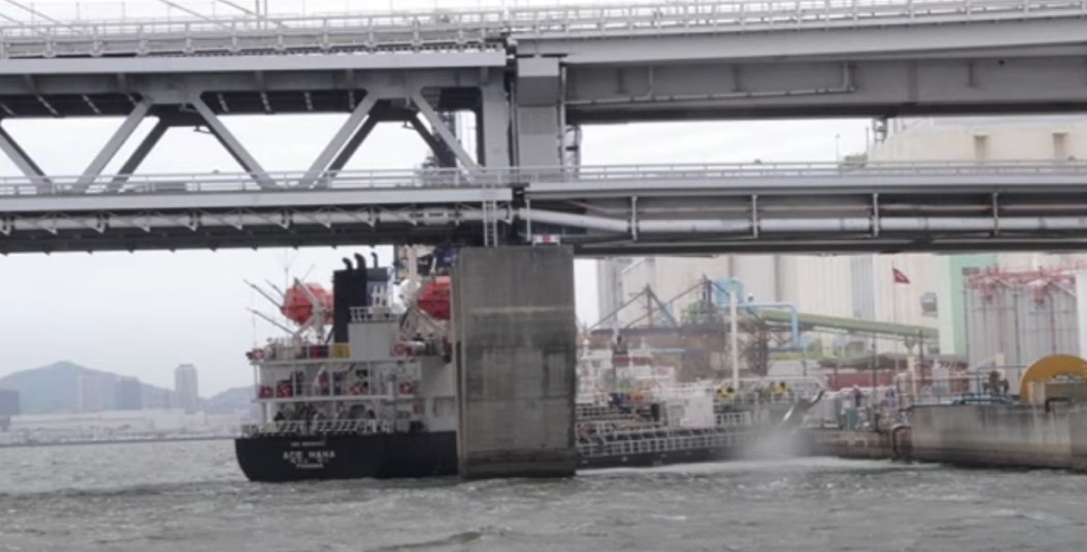 例：日本の橋の下に閉じ込められた製品タンカー