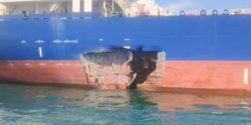 Oil tanker collides with breakwater and returns for repairs